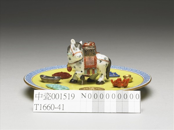 粉彩黃地馬形香插