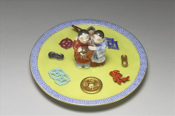 粉彩黃地和合二仙香插