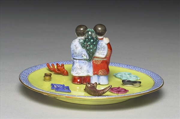 粉彩黃地和合二仙香插