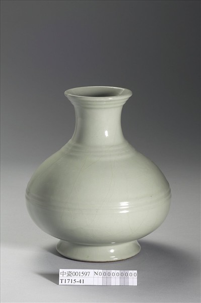 冬青釉弦紋瓶