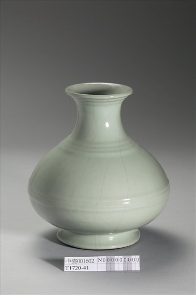 冬青釉弦紋瓶