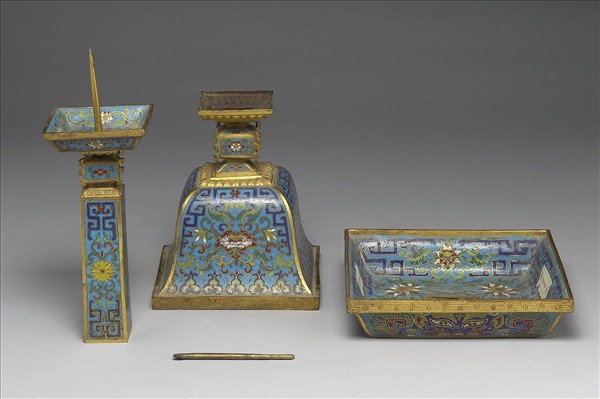 掐絲琺瑯燭台（五供）