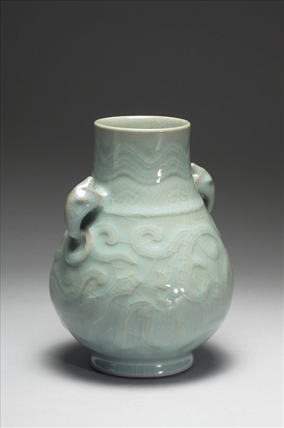 青瓷獸耳暗環瓶