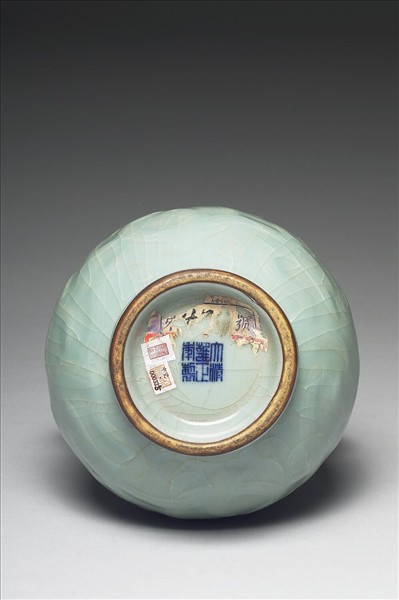 青瓷獸耳暗環瓶