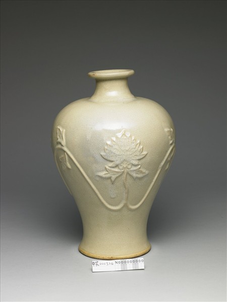 廣窯 白瓷堆花牡丹紋梅瓶