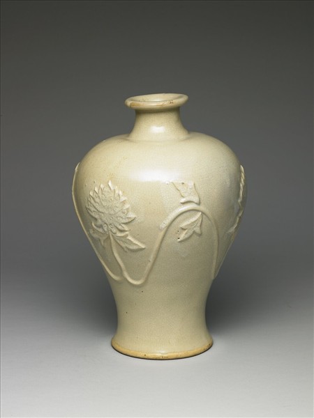 廣窯 白瓷堆花牡丹紋梅瓶