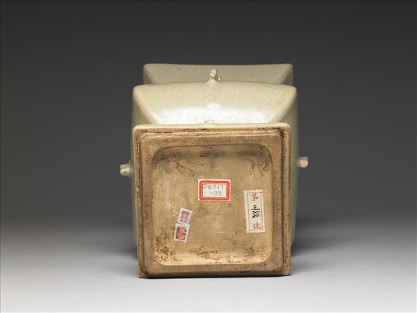 廣窯 月白釉出戟方瓶