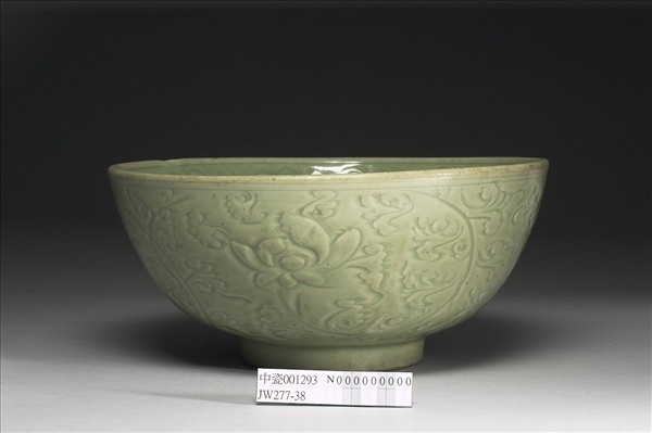 龍泉窯 青瓷花卉紋碗