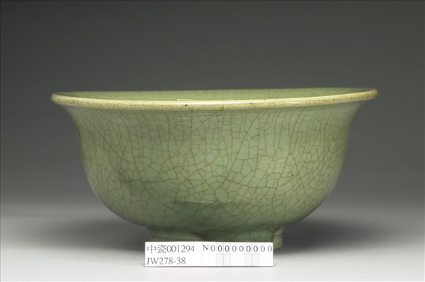 龍泉窯 青瓷花卉紋碗