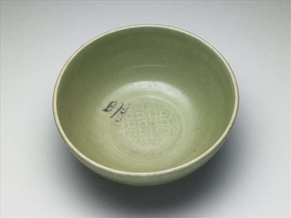 龍泉窯 青瓷印花格紋大碗