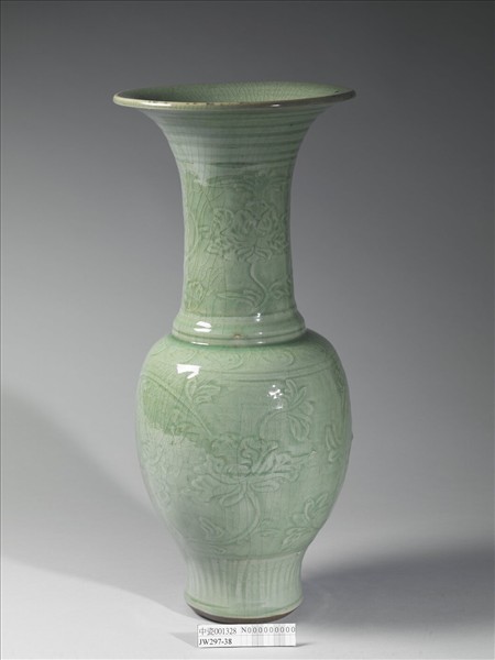 龍泉窯 青瓷劃花牡丹紋瓶