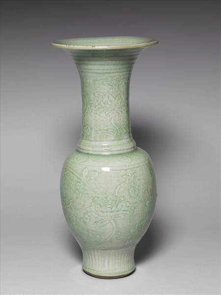 龍泉窯 青瓷劃花牡丹紋瓶