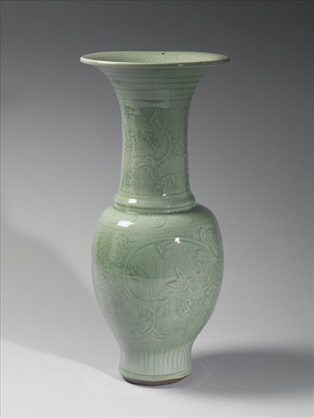 龍泉窯 青瓷劃花牡丹紋瓶