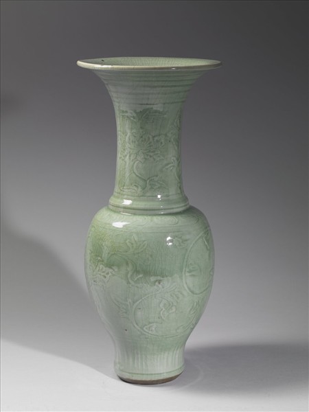 龍泉窯 青瓷劃花牡丹紋瓶