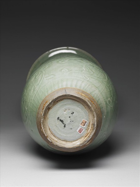 龍泉窯 青瓷劃花牡丹紋瓶