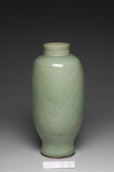 龍泉窯 青瓷劃花斜格紋瓶