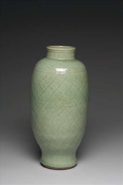 龍泉窯 青瓷劃花斜格紋瓶