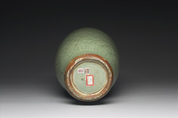 龍泉窯 青瓷劃花斜格紋瓶