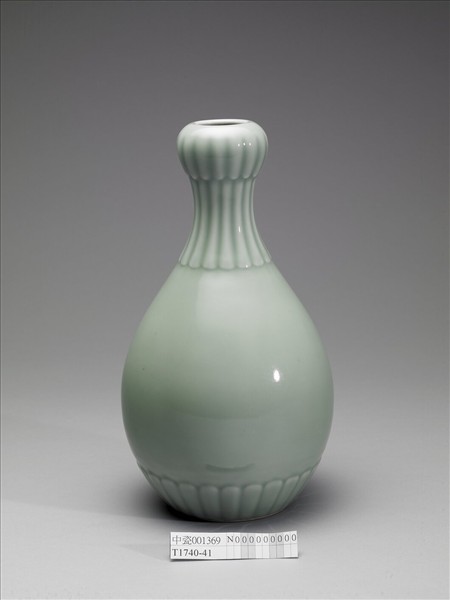 冬青釉蒜頭瓶