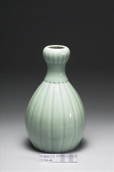 青瓷瓜瓣蒜頭瓶