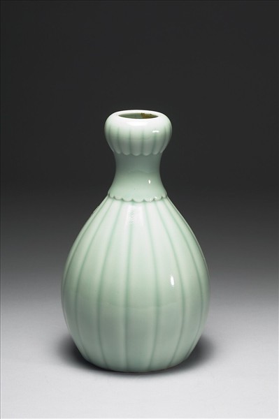 青瓷瓜瓣蒜頭瓶