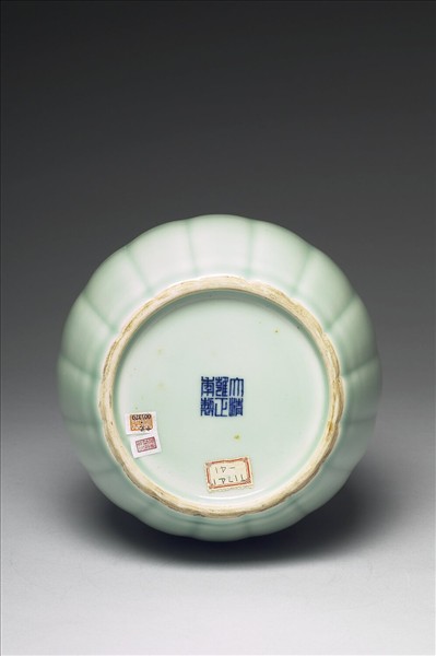 青瓷瓜瓣蒜頭瓶