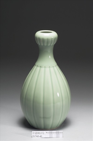 青瓷瓜瓣蒜頭瓶