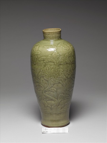 龍泉窯 青瓷劃花牡丹紋梅瓶