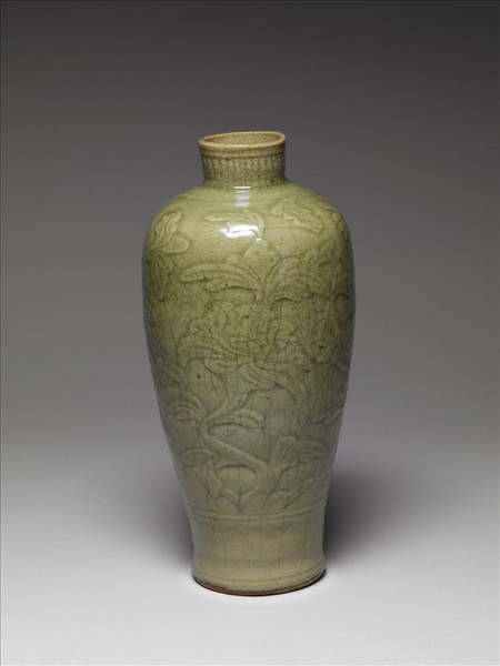 龍泉窯 青瓷劃花牡丹紋梅瓶