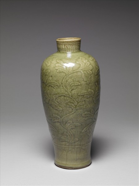 龍泉窯 青瓷劃花牡丹紋梅瓶