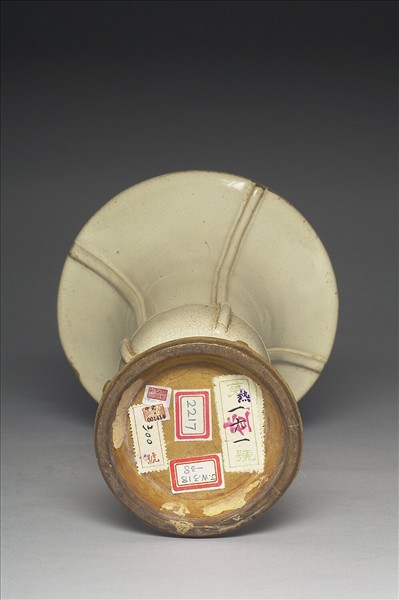 石灣窯 月白釉出戟觚