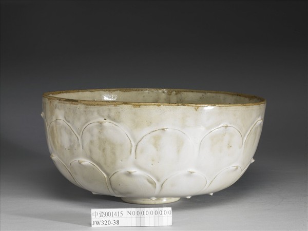 白瓷劃花蓮瓣紋碗