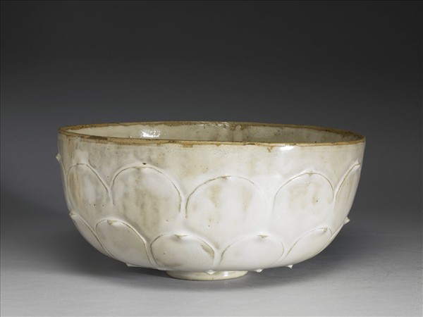 白瓷劃花蓮瓣紋碗