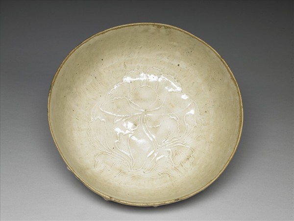 白瓷劃花蓮瓣紋碗