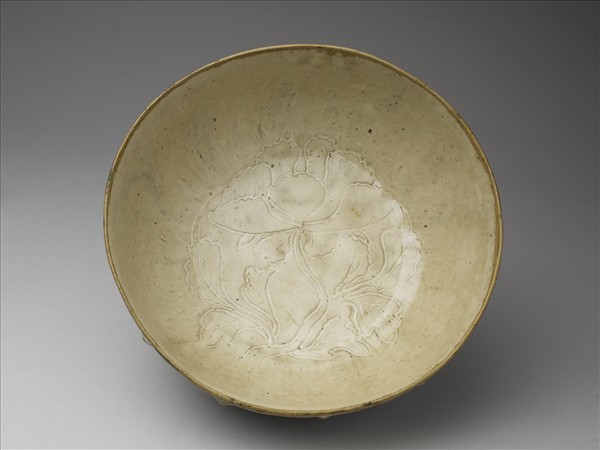 白瓷劃花蓮瓣紋碗