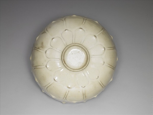 白瓷劃花蓮瓣紋碗