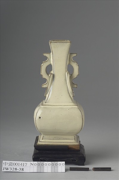 紫砂月白釉雙耳暗環瓶