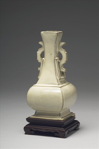 紫砂月白釉雙耳暗環瓶