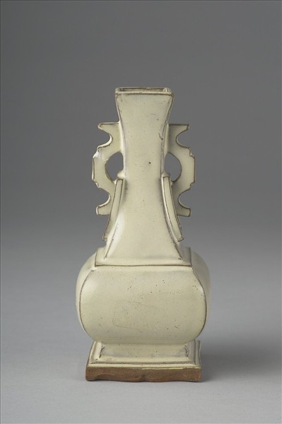 紫砂月白釉雙耳暗環瓶