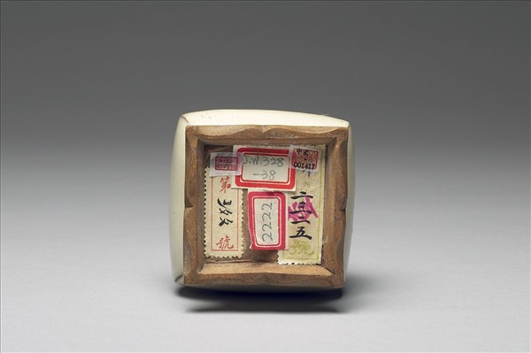 紫砂月白釉雙耳暗環瓶