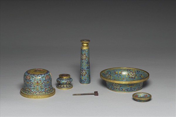 掐絲琺瑯燭台（五供）