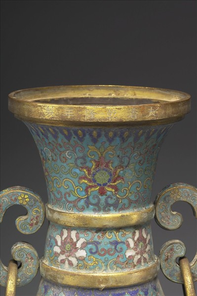 掐絲琺瑯雙耳瓶