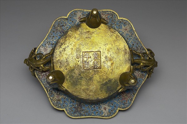 掐絲琺瑯螭耳爐