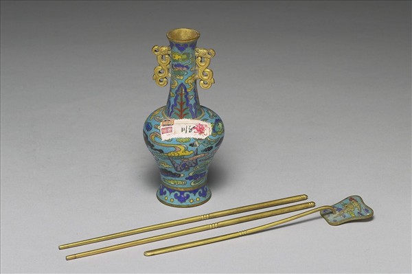 掐絲琺瑯螭耳瓶