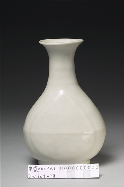 白瓷暗花杏葉瓶