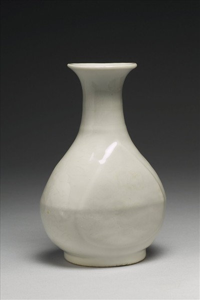 白瓷暗花杏葉瓶