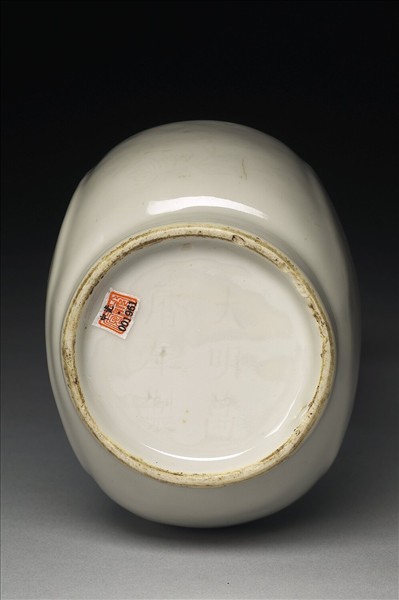 白瓷暗花杏葉瓶