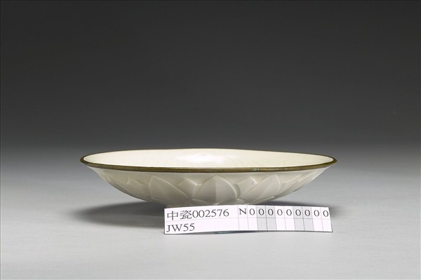 定窯 白瓷蓮瓣劃花蟠螭紋盤