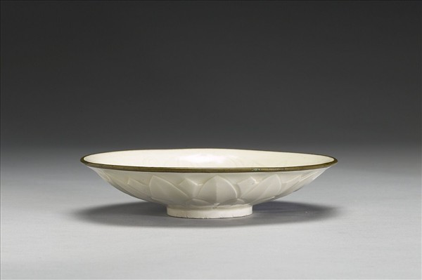 定窯 白瓷蓮瓣劃花蟠螭紋盤