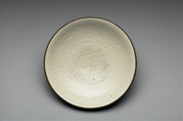 定窯 白瓷蓮瓣劃花蟠螭紋盤